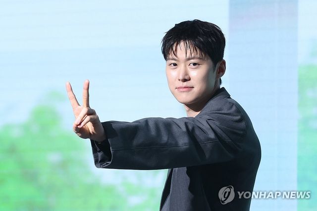 포즈 취하는 공명