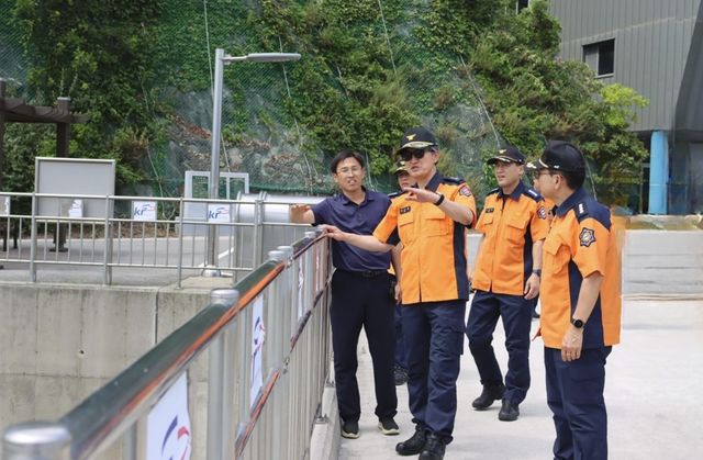 강릉 가뭄 피해 상황 점검 중인 김승룡 강원특별자치도소방본부장