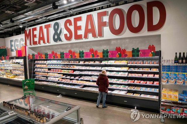 미국 워싱턴주 슈퍼마켓에서 소비자가 육류·수산물 코너를 둘러보는 모습. 