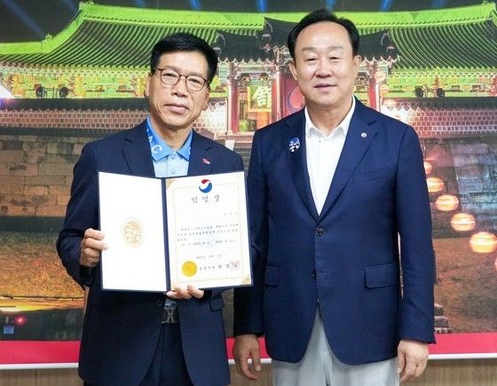 왼쪽부터 강석수 통영관광개발공사 신임 사장과 천영기 통영시장