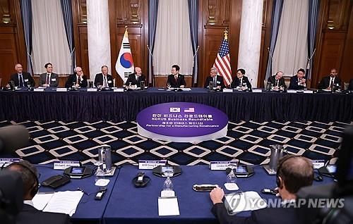 러트닉 상무장관 발언 듣는 이재명 대통령