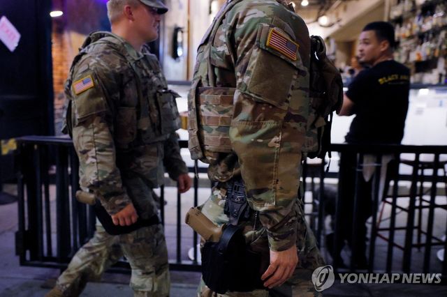 권총 차고 워싱턴DC 순찰하는 주방위군 모습