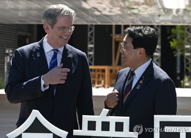 스콧 베선트 미 재무장관과 아카자와 료세이 일본 경제재생상