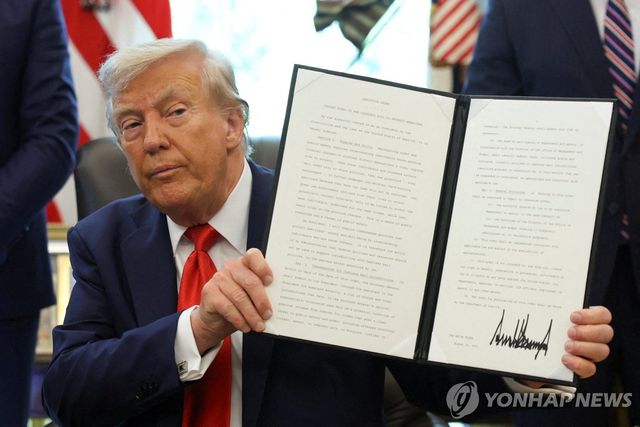 행정명령 서명한 트럼프 대통령