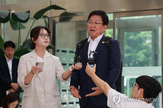 취재진 질문에 답하는 최교진 교육부 장관 후보자