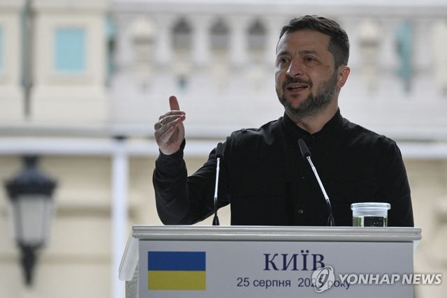 25일 기자회견 나선 젤렌스키 대통령