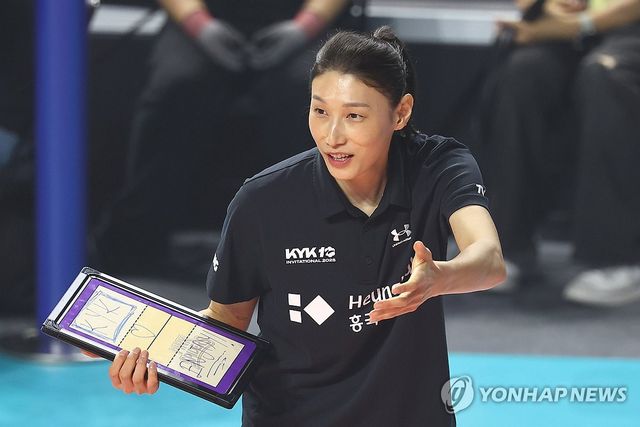 작전 지시하는 김연경 감독