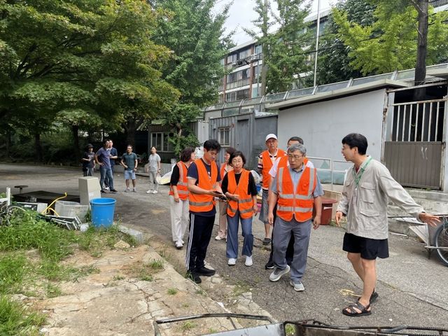 수류탄 발견 현장 점검하는 정근식(오른쪽으로부터 두번째) 서울교육감