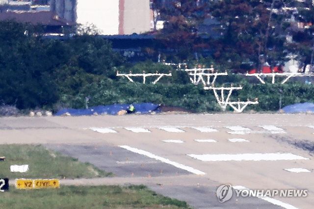 방위각시설 공사하는 작업자