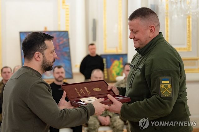 2024년 2월 잘루즈니에게 훈장 수여하는 젤렌스키 대통령