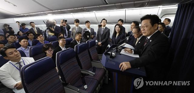 이재명 대통령, 공군 1호기 기내 간담회