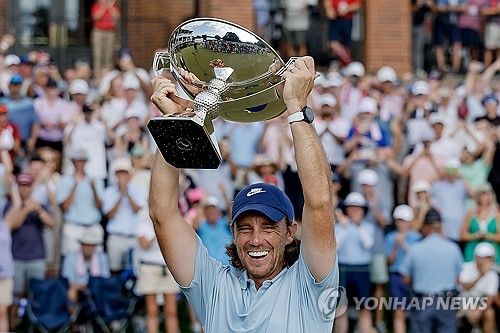 페덱스컵을 들어 올리며 기뻐하는 플리트우드.