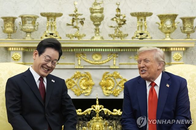 25일(현지시간) 미 백악관에서 열린 한미정상회담 도중 함께 웃는 이재명 대통령과 도널드 트럼프 미국 대통령 