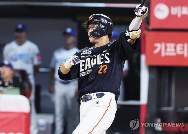 홈런 타구 바라보는 채은성