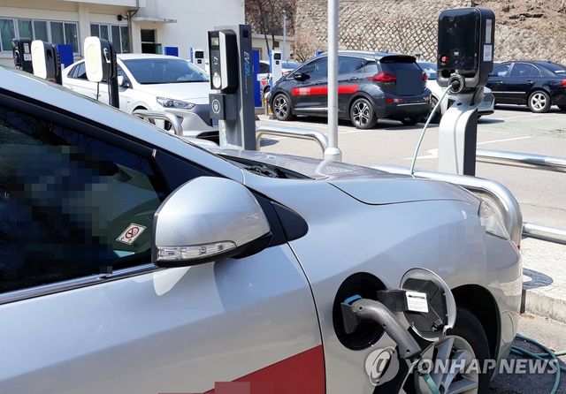 충전 중인 전기차