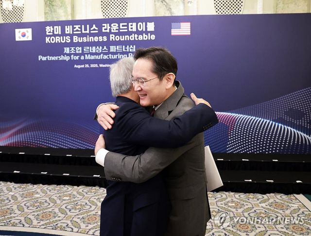 이재용 회장, 젠슨 황과 포옹