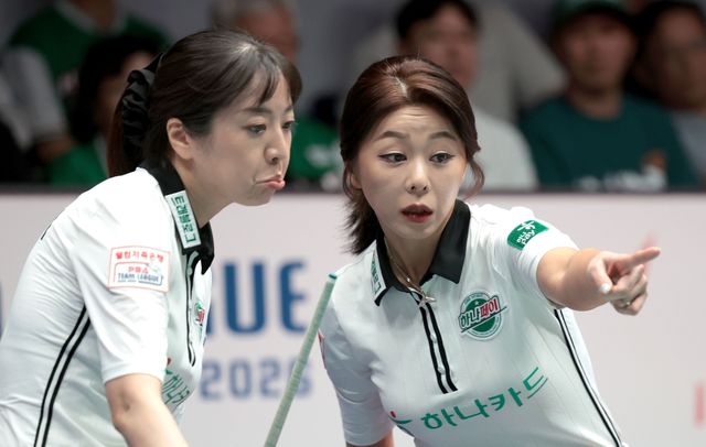 심각한 표정으로 공의 진로를 논의하는 사카이 아야코(왼쪽), 김가영