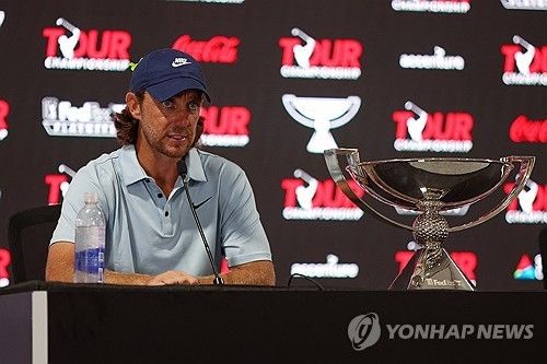 우승 기자회견을 하는 플리트우드.