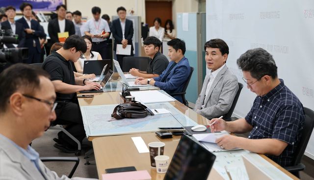 기자회견 하는 김진태 도지사