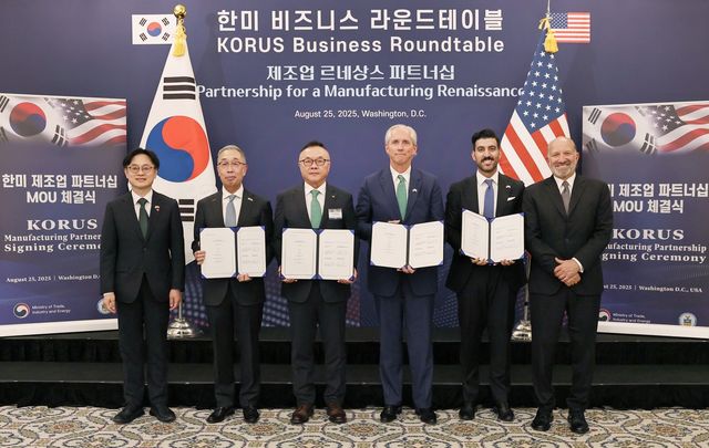 (서울=연합뉴스) 한국수력원자력은 25일(현지시간) 미국 워싱턴DC에서 아마존(Amazon), 엑스에너지(X-energy), 두산에너빌리티와 미국 SMR 프로젝트에 협력하기로 하고 업무협약을 맺었다. 왼쪽부터 김정관 산업통상자원부 장관, 박지원 두산에너빌리티 회장, 황주호 한국수력원자력 사장, 제프리 클레이 셀(J. Clay Sell) 엑스에너지 CEO, 레이 포코우리(Ray Fakhoury) 아마존 에너지정책 관리자, 하워드 러트닉(Howard Lutnick) 미국 상무부 장관 [한수원 제공. 재판매 및 DB 금지]