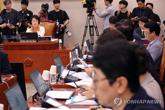 발언하는 추미애 위원장