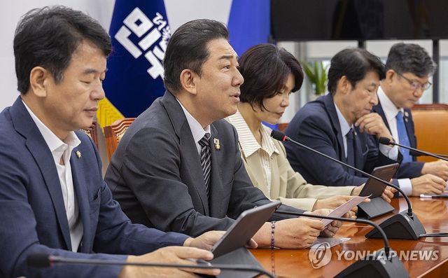 원내대책회의에서 발언하는 김병기 원내대표