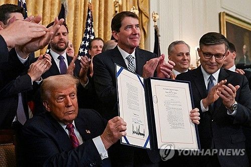 지니어스 법에 서명한 도널드 트럼프 미국 대통령 