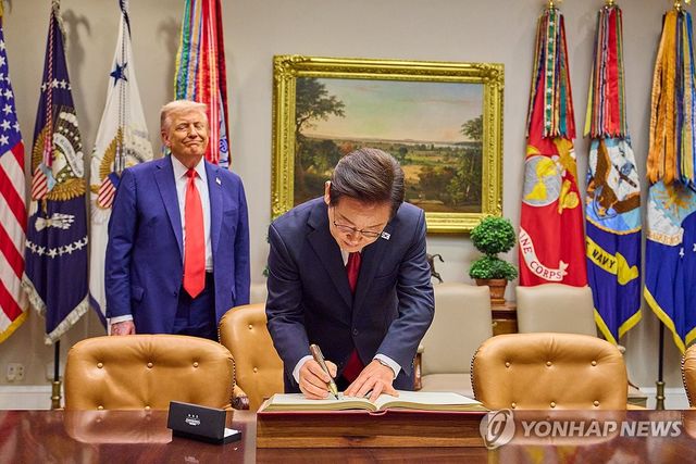 백악관 방명록 작성하는 이재명 대통령