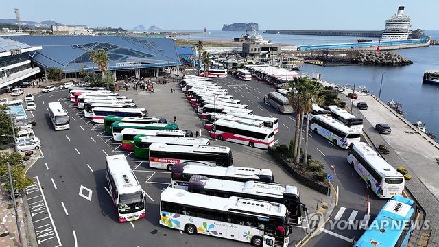 강정항의 크루즈 승객 버스