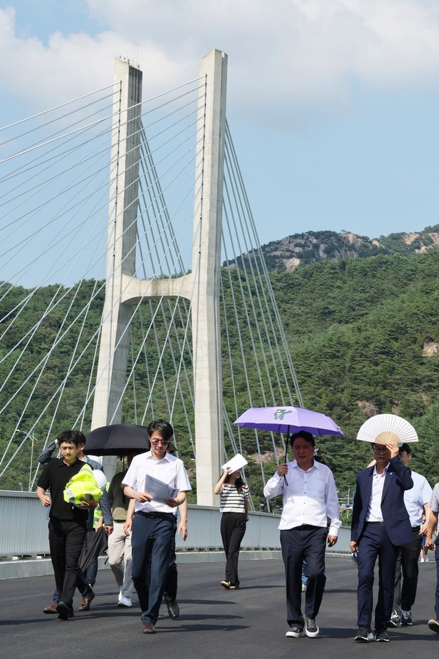 옛 청풍교 현장점검 나선 김영환 충북지사