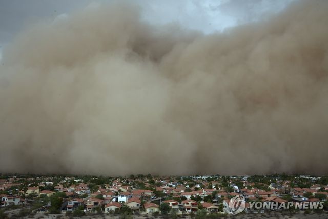 지난 25일 거대한 모래폭풍이 덮친 미 애리조나주 피닉스