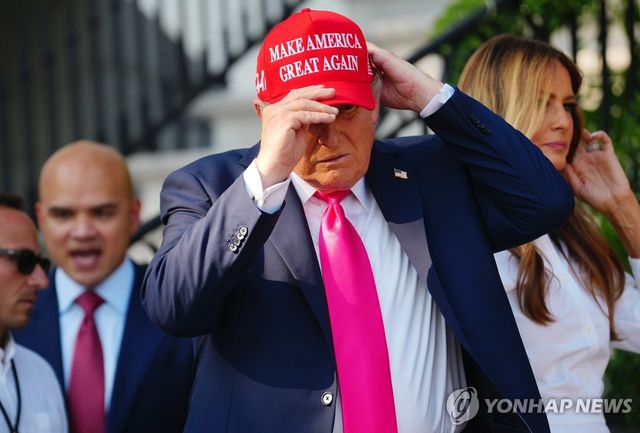 마가('MAGA'·미국을 다시 위대하게) 모자 쓰는 미국 트럼프 대통령