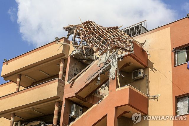 폭격당한 나세르병원 외벽 계단