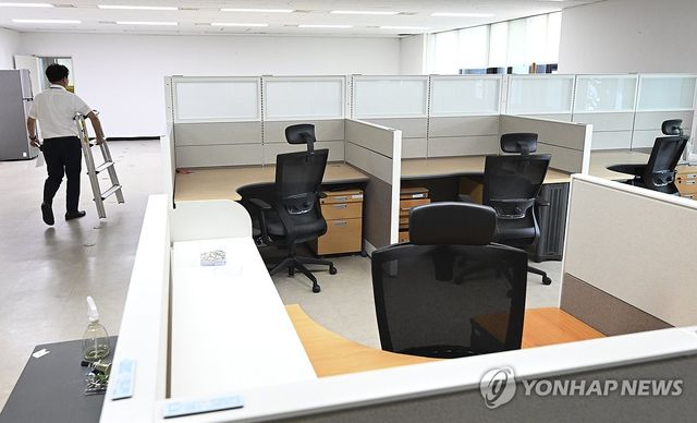 텅 빈 경찰국 사무실