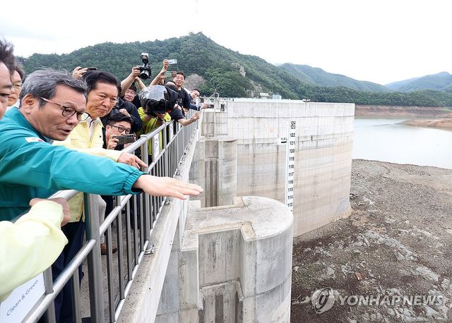 강릉시 가뭄 현장 찾은 정청래 대표