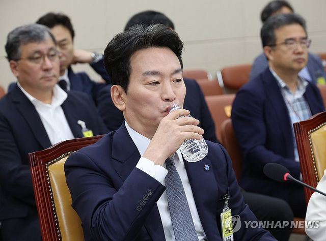 물 마시는 박장범 KBS 사장