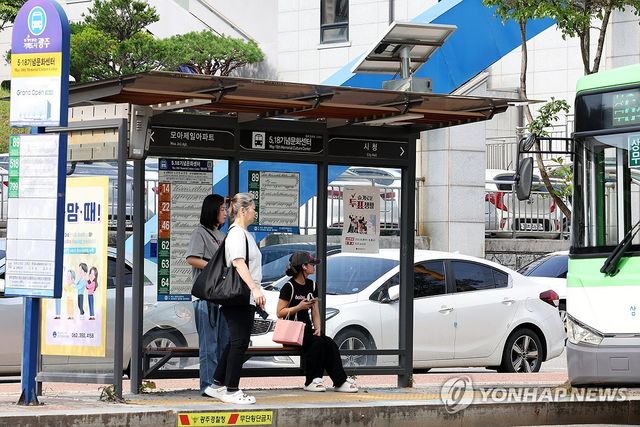 버스 기다리는 시민들