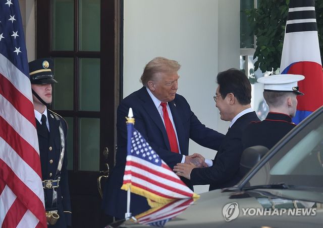 악수하는 한미 정상