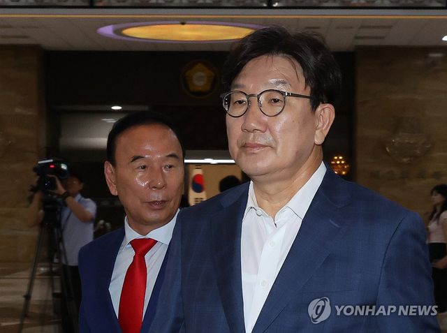 본회의장 입장하는 권성동 의원