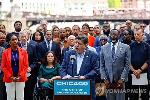 25일 시카고에서 기자회견을 하고 있는 JB 프리츠커 일리노이 주지사