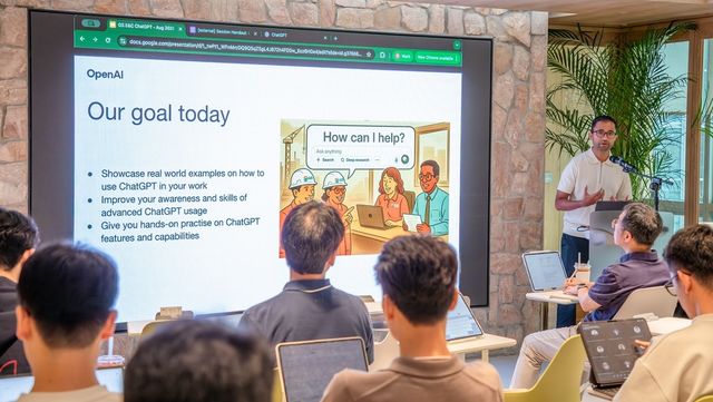 오픈AI 직원들이 지난 21일 서울 종로구 GS건설 본사를 방문해 프로그램 관련 심화교육을 하는 모습. [GS건설 제공. 재판매 및 DB 금지]