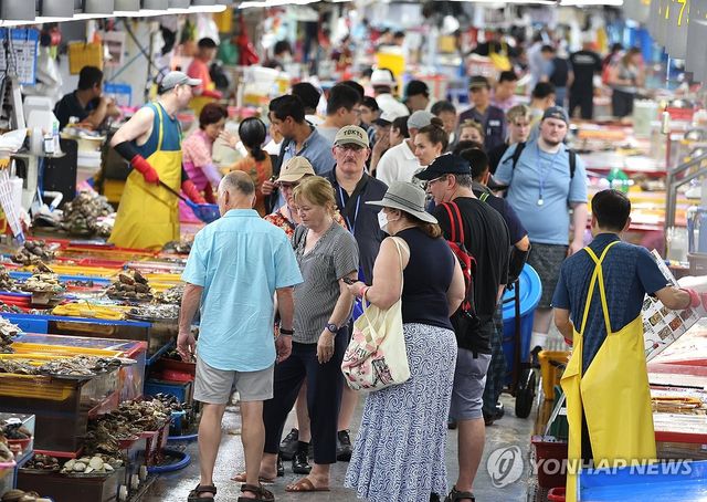 부쩍 늘어난 외국인 관광객, 부산 자갈치