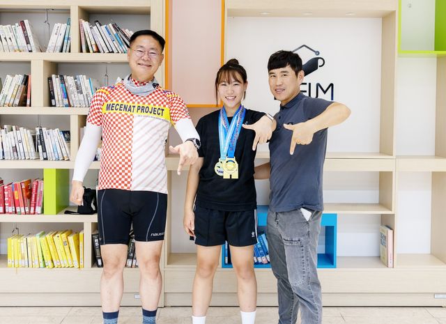 왼쪽부터 김재욱 칠곡군수, 임하경 양, 아버지 임종구 씨