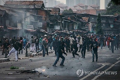 경찰과 대치한 시위대