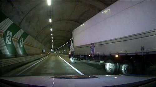 순찰차와 함께 도로 가로막은 트럭