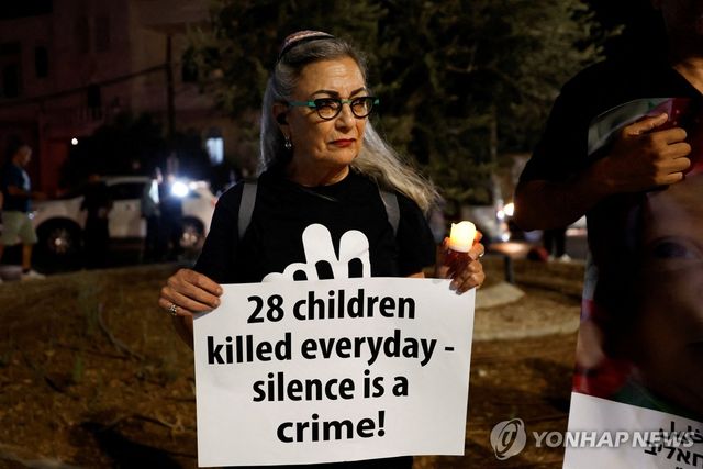 한 유대교 랍비가 지난 21일(현지시간) 이스라엘이 점령한 요르단강 서안지구에서 열린 가자지구 기아 반대 시위에 참가해 팻말을 들고 있다. [로이터=연합뉴스 자료사진. 재판매 및 DB 금지]