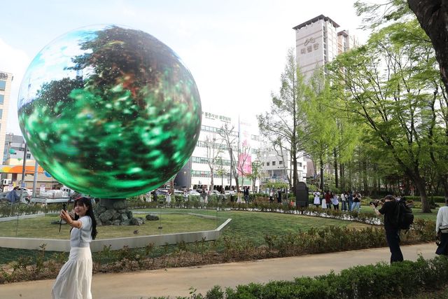 더 스피어 찾은 관광객