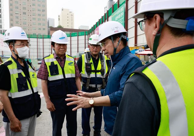 공사현장을 점검중인 서강석 송파구청장