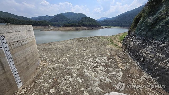 맨바닥 드러낸 강릉시 상수원