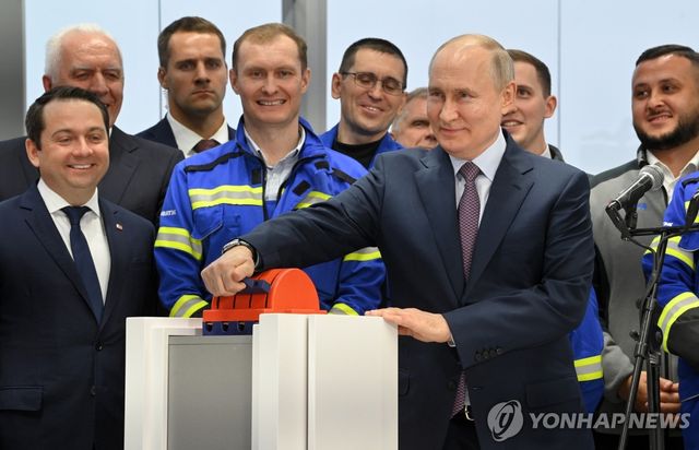 2023년 7월 23일 아틱 LNG2 프로젝트의 LNG 생산라인 출하 기념식에 참석한 블라디미르 푸틴 러시아 대통령.[EPA=연합뉴스. 재판매 및 DB 금지]